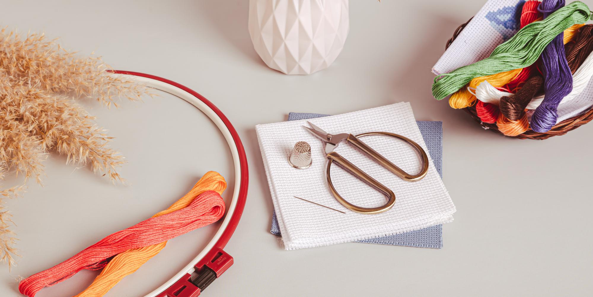 atelier table with threads and hoops
